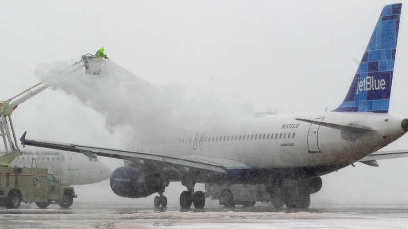 Illustration for article titled How And Why We 'De-Ice' Aircraft Before Takeoff